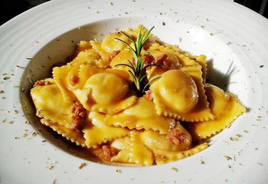 Alla scoperta dei piatti tipici nei ristoranti italiani - TORINO (Gli agnolotti al sugo d'arrosto) | Accademia Italiana della Cucina