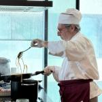 Lo chef durante la preparazione dei tagliolini cacio e pepe