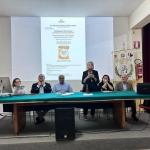 - da destra, accademica Enza Chimento, assessore comunale Massimo Muratore; accademico Pippo Gentile, delegata Rosa Cartella, Concetta Montana Lampo, relatrice, accademico Giuseppe Rubino; 