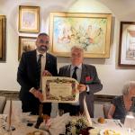 La consegna del riconoscimento: a sinistra Delegato Makram Arfaoui, a destra Accademico e past Delegato Luigi Collu