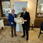 Consegna attestato di 25 anni di Accademia a Eugenio Bonzanini