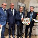 Scambio del guidoncino tra Delegati