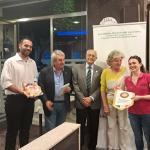 La consegna della vetrofania e del guidoncino da parte del Delegato, Vice Delegato e Segretario di Delegazione