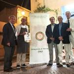 Il Delegato insieme al vice Delegato, al Segretario e al Tesoriere consegna il guidoncino allo chef La Macchia