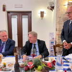 Da destra, il Presidente dell'Ordine dei Giornalisti d'Abruzzo Stefano Pallotta, il Vice Presidente vicario dell'AIC Mimmo D'Alessio e il Prefetto di Chieti Armando Forgione.