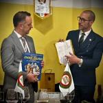 Il Delegato Fabrizio Farinati consegna gli omaggi al Dirigente Scolastico dell’istituto Berti Daniele Furlani