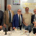 In piedi da sinistra: Andrea Carducci, Federico Carli, Giuseppe Malvetani, il titolare Massimiliano Fazi e il Delegato Luca Cipiccia