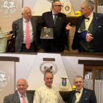 in alto: Assessore Gandini con SImposiarca Calgaro e Delegato Rizzi; sotto: chef con Delegato e Simposiarca