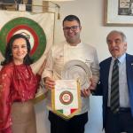 Consegna del piatto allo chef Gianmarco da Delegato V. Ricci, con simposiarca P. Cocci Grifoni