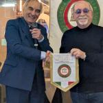 Consegna del guidoncino allo chef-titolare Sergio Del Grande