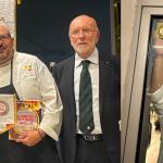 Da sin. Delegato, chef, Simposiarca; la consegna e apposizione della vetrofania