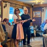 la Delegata Monica De Mattia e l'Accademico Luigi Alverà, presidente del CAI Cortina e relatore della serata