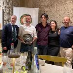 I ringraziamenti al Pastificio Fabbri: da sinistra Sandro Fusari, Marco Fabbri e i suoi collaboratori