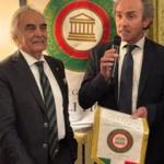 Il Delegato consegna guidoncino a direttore ristorazione G. Colaninno