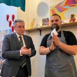 Consegna della vetrofania 2026 allo Chef Raffaele Mastellone