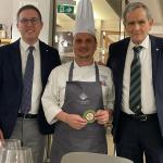 Lo chef con gli organizzatori della serata 