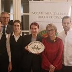 Gli chef con la brigata di sala, il Simposiarca e la Delegata 