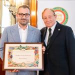 Il Presidente Petroni e Piermaurizio Di Rienzo che riceve il premio Fossati in rappresentanza di Maurizio Bertera